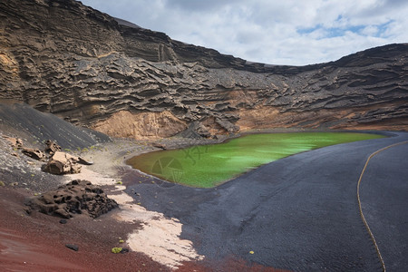 颜色水西班牙加那利群岛兰萨罗特的火山绿湖Elcharcodelosclicos悬崖图片