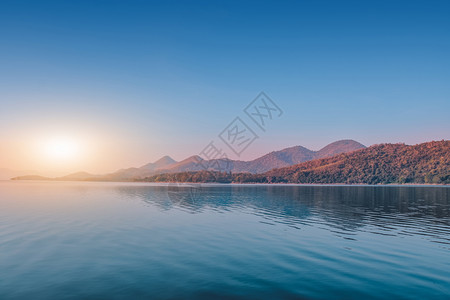 宽的瑞士清晨风景河流湖观山大自然中的达姆美泰国图片