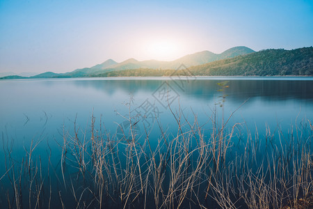 天空反射清晨风景河流湖观山大自然中的达姆美假期图片