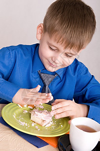 甜的儿童吃蛋糕肖像男生白种人图片