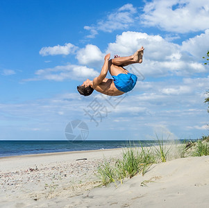 加里宁格勒地区俄罗斯波的海20年6月日一名年轻运动员在海滩上进行体操课在滩上充电一名年轻运动员在海滩上体操课六月健康成人图片