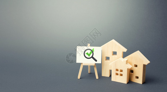 审查打钩维护带有放大镜和绿色复选标记的住宅建筑和画架符合必要标准和质量的住房搜索地产以购买经纪人服务图片