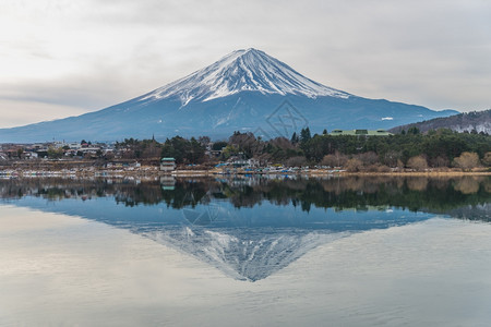冷静的扑通松弛日本在云天和反射中富士山的风云背景下图片