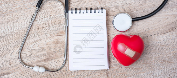 天意识空白笔记本木底保健人寿险和世界心脏日概念中带有红心形的胸透视镜器官图片