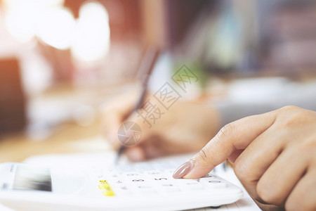 发票文书工作妇女使用年收入税计算器背景图片