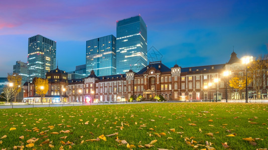 场景首都旅行日本东京黄昏时的美丽东京火车站大楼位于日本东京图片