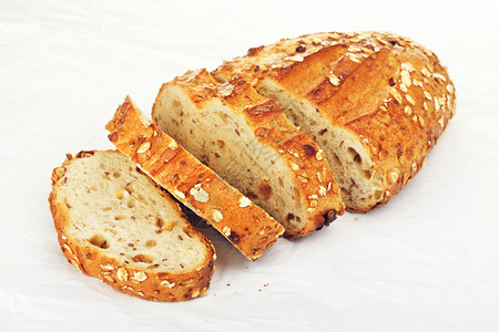 新鲜的食物面粉用燕麦和坚果切片全谷物面包纸上写着全草面包图片