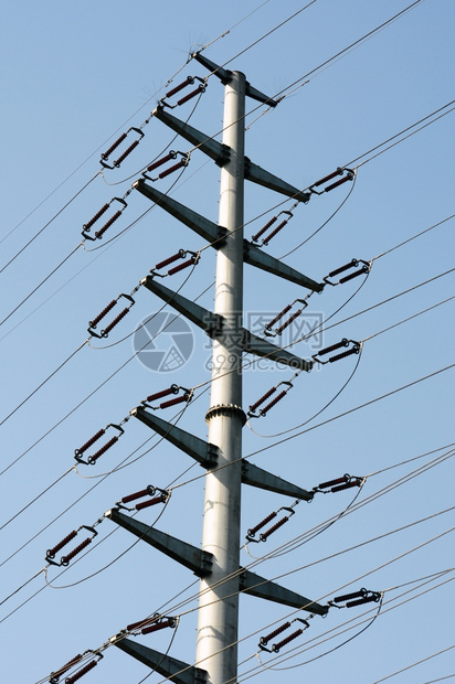蓝色天空的高压输电线对阵蓝色天空电缆安培数供应图片