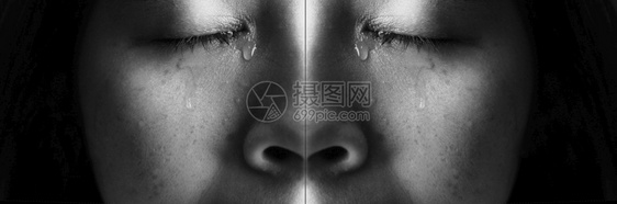 亚洲妇女眼泪哭泣被孤立在黑暗背景中感情和表达人类的感概念近相亲的面孔痛担心苦恼图片