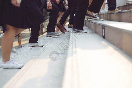 步行在现代城市走楼梯的人和商双腿在现代城市女士小时图片