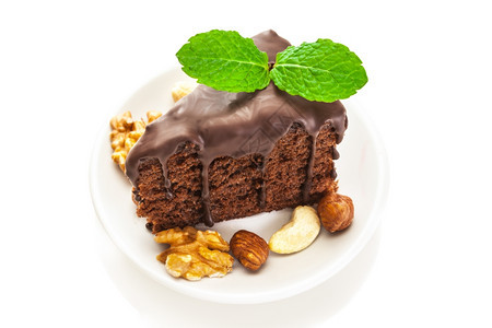 黑暗的一张巧克力蛋糕的照片在白色孤立背景上拍摄奢华液体图片