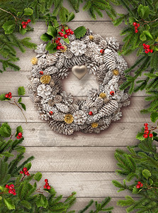 老的绿色圣诞树枝红色哈awhorn浆果和白色花圈在灰木头垂直板后门背地上冷杉空白的背景图片