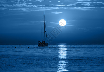 神秘蓝色的美丽夜间海洋游艇和满月夜经典蓝色海景特伦迪班纳以20年的颜色夏天图片