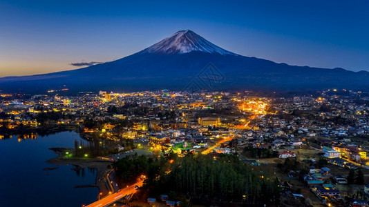 旅行天际线藤山和川口子市在晚上日本景观图片