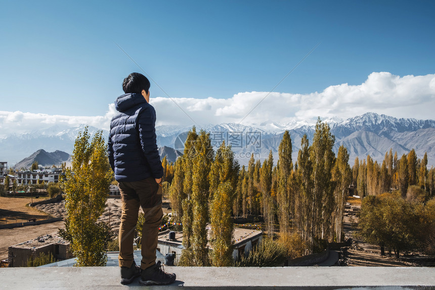 美丽的雪北部LehLadakh区地貌观与望旅行者Man站立最高图片