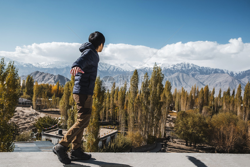 北部LehLadakh区地貌观与望旅行者Man站立山修道院徒步旅行图片