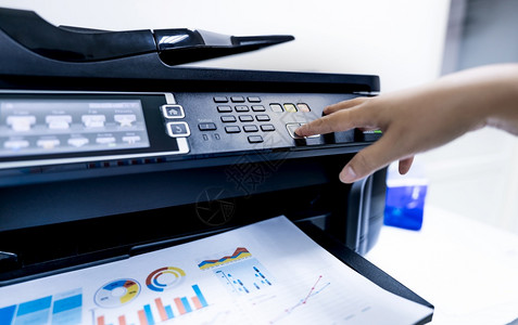 办公室工作人员关于多功能激光打印机复制刷扫描和传真机的印刷文件办公室内部现代印刷技术复机文件和纸面工作扫描仪专业人员计算机秘书扫图片