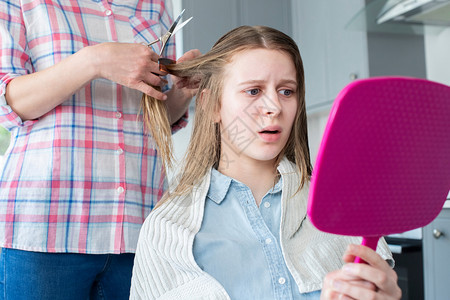 青少年疏远自己母亲在禁闭期间家里剪掉不幸的少女儿毛发图片
