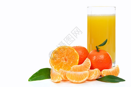 健康热带水果成分在白色背景复制空间上隔绝的新鲜橙汁和或橘子制品玻璃杯树叶喝图片