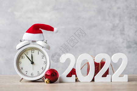新年快乐派对节假日和拳击概念圣诞快乐有名人闹钟和木桌20号码警报假期新的图片