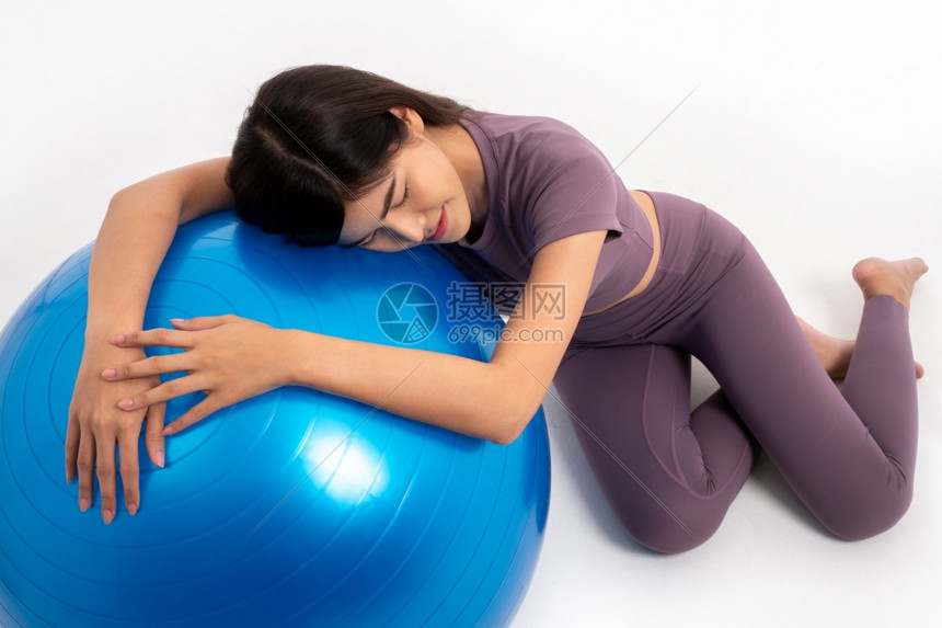 女士健身房肌肉康的亚洲女通过在单身白种背景的健球锻炼后躺在上休息良好的健康概念从锻炼开始良好健康的理念始于锻炼图片