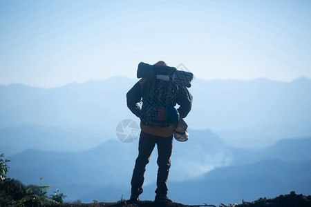 闲暇带背山上登旅行生活方式概念的男子旅行者健康运动图片