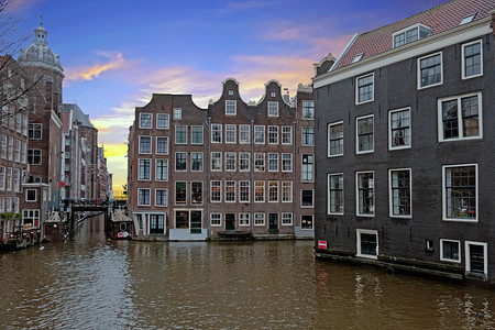 桥传统的荷兰阿姆斯特丹与尼古拉教堂的城风由荷兰阿姆斯特丹和Nicolas教堂组成渠道图片