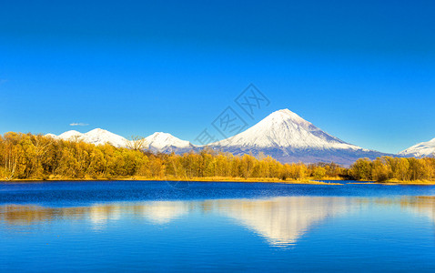 亚洲风景卡姆恰秋夜的Koriakski火山与湖图片