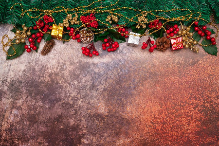 圣诞节季背景和新年快乐礼物盒和红樱桃花圈图片