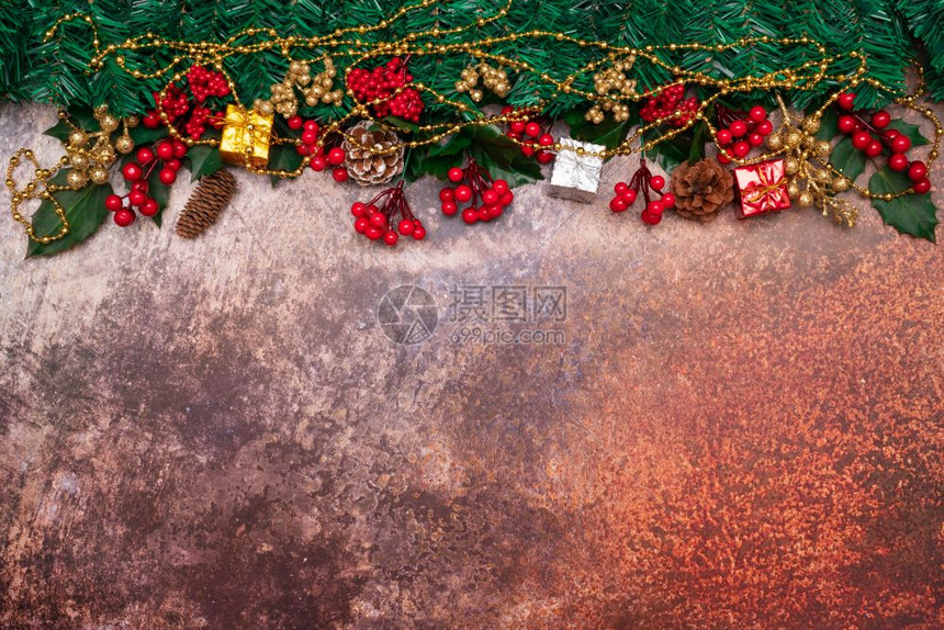 圣诞节季背景和新年快乐礼物盒和红樱桃花圈图片