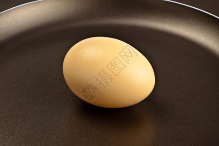 平底锅中的鸡蛋图片