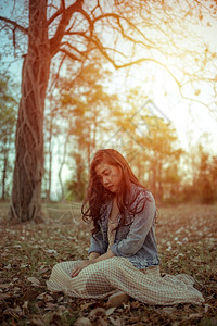 女孩人们亚洲年轻的女在秋天公园的摄像头面前摆姿势图片