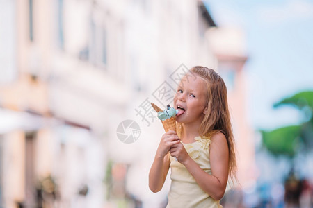 可爱的小女孩在夏天吃冰淇淋户外在夏天享受真正的意大利雪拉鸡肉酱快乐的小女孩在夏天吃冰淇淋户外锥体凉爽的图片