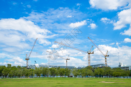 施工区域的建筑起重机大型建筑施工天空正在放晴云建筑师角度背景