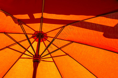 框架关闭橙色海滩伞结构由木制保护日光的雨伞组成细节太阳图片