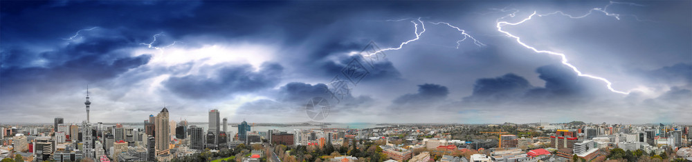 旅游城市景观风暴时新西兰全景航空观测日落时的奥克兰摩天大楼图片