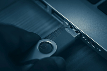 遵守身份在计算机USB端口插入匿名闪存驱动器隐私图片