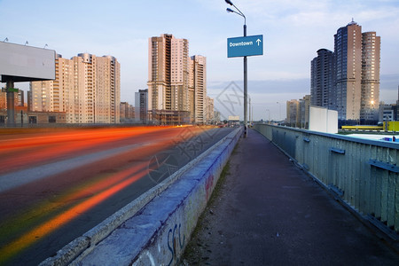 路照明警察晚上在基辅微小区废弃的桥图片
