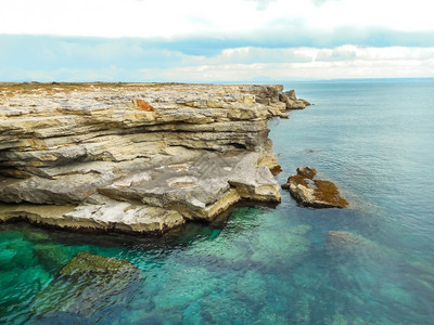 假期绿松石西里岛岩海岸的景象颜色图片