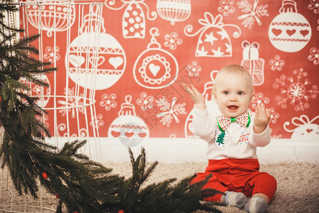 圣诞装饰品中可爱小男孩的肖像之中玩具可爱的图片