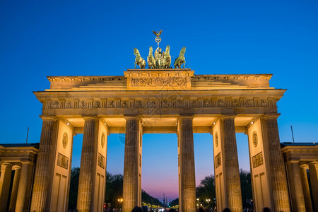天空拱德国柏林勃兰登堡门晚上在德国柏林托图片