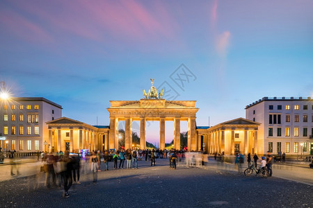 首都德语观光国柏林勃兰登堡门晚上在德国柏林图片