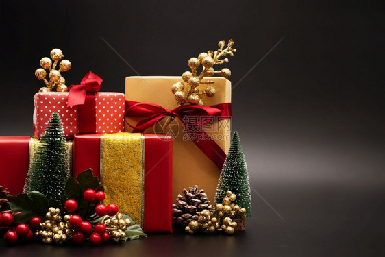 钟花圈圣诞节背景和新年快乐黑色背景礼物盒夹在黑背景上假期图片