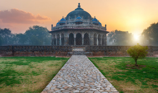 建造老的伊萨汗墓神秘的日出之景印度复杂的图片