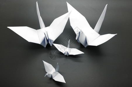 日本人三角形白折纸起重机鸟目的图片