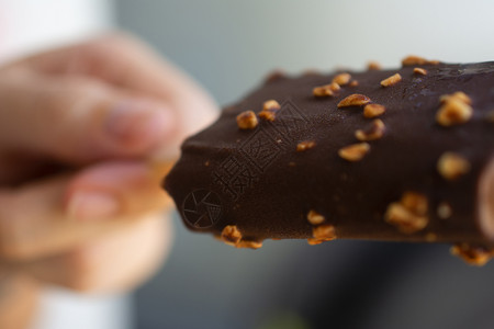 人吃巧克力涂面冰棒爱斯基摩人香草剪裁图片