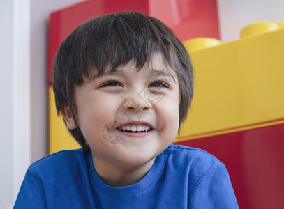 可爱孩子的肖像带着微笑的脸向外望去头部射中混合种族儿童可爱快乐男孩的照片积极孩子概念出去独自的快乐图片