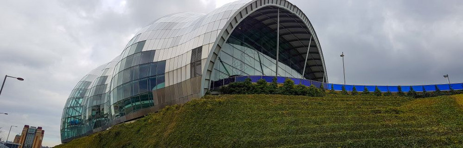 2018年3月7日英国纽卡斯尔州这个现代建筑是一国际音乐之家它位于联合王国纽卡斯尔Tyne河南岸的Tyne河上反射国际的视窗图片