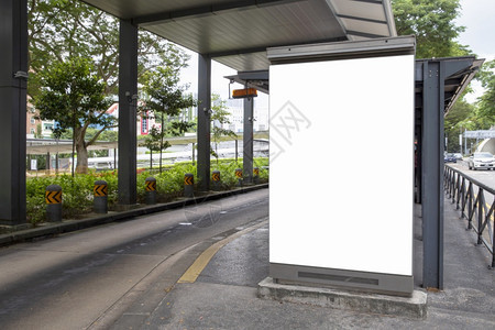 公共汽车站数字媒体空白广告牌带乘客的空白广告牌公共商业产品设计招牌亚洲城市的路标图片