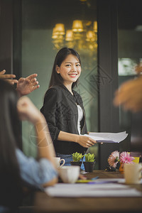 在办公室会议工作的有吸引力亚洲女笑脸在办公室会议工作肖像杯子介绍图片